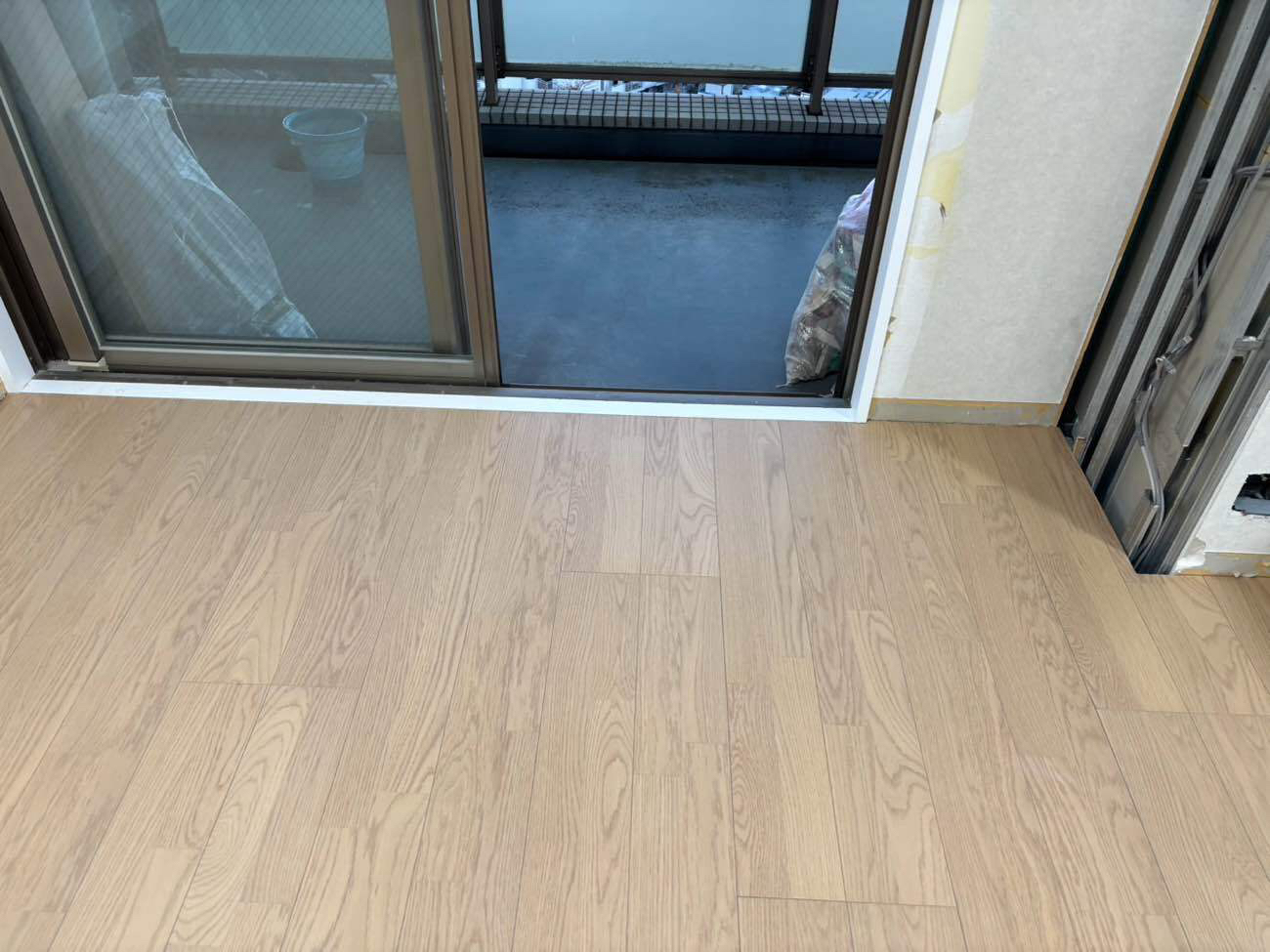 東京都品川区のマンションにて、改修工事に伴い置床工事を行いました。（乾式二重床）【秀和建工】