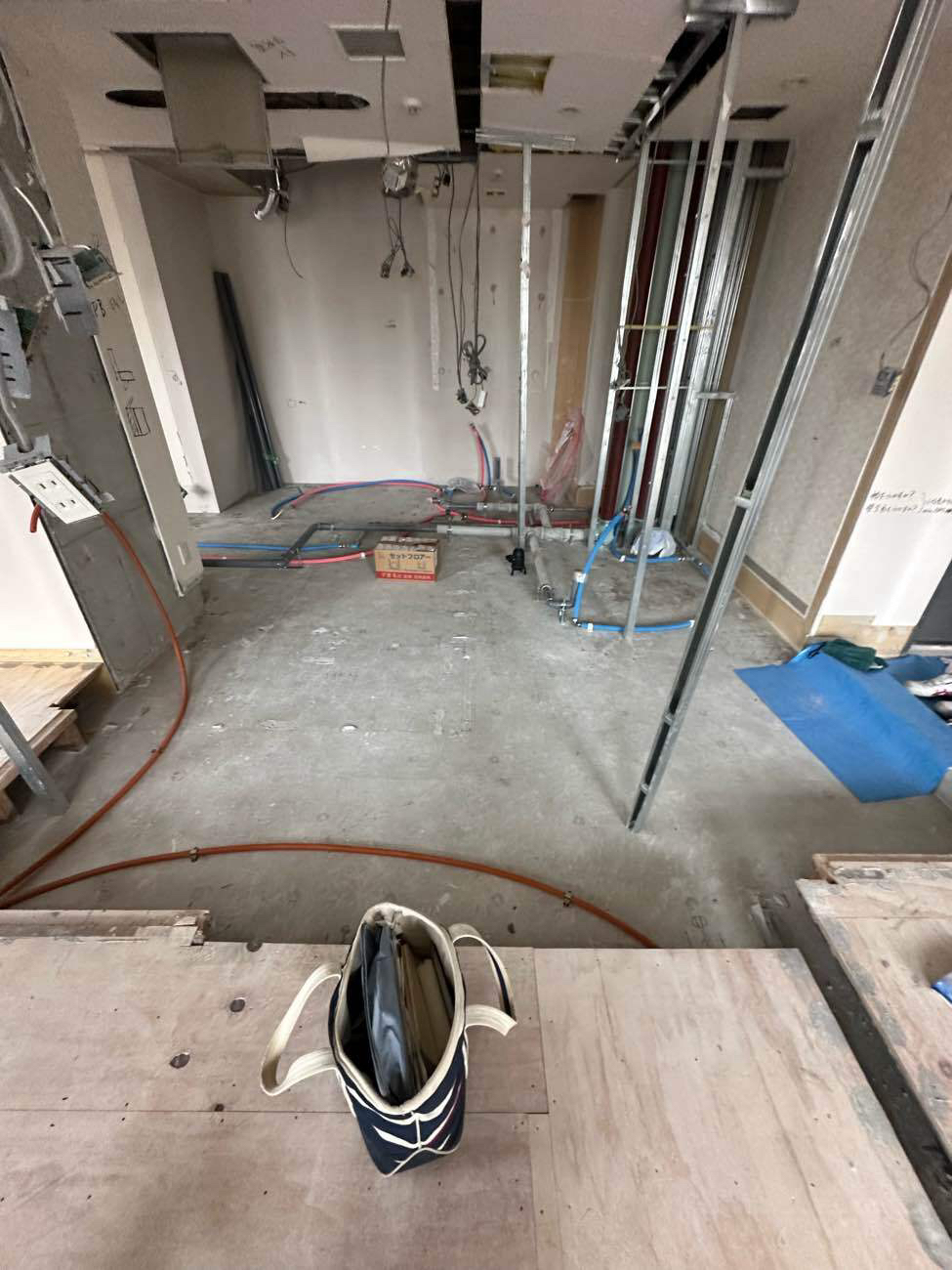 東京都品川区のマンションにて、改修工事に伴い置床工事を行いました。（乾式二重床）【秀和建工】