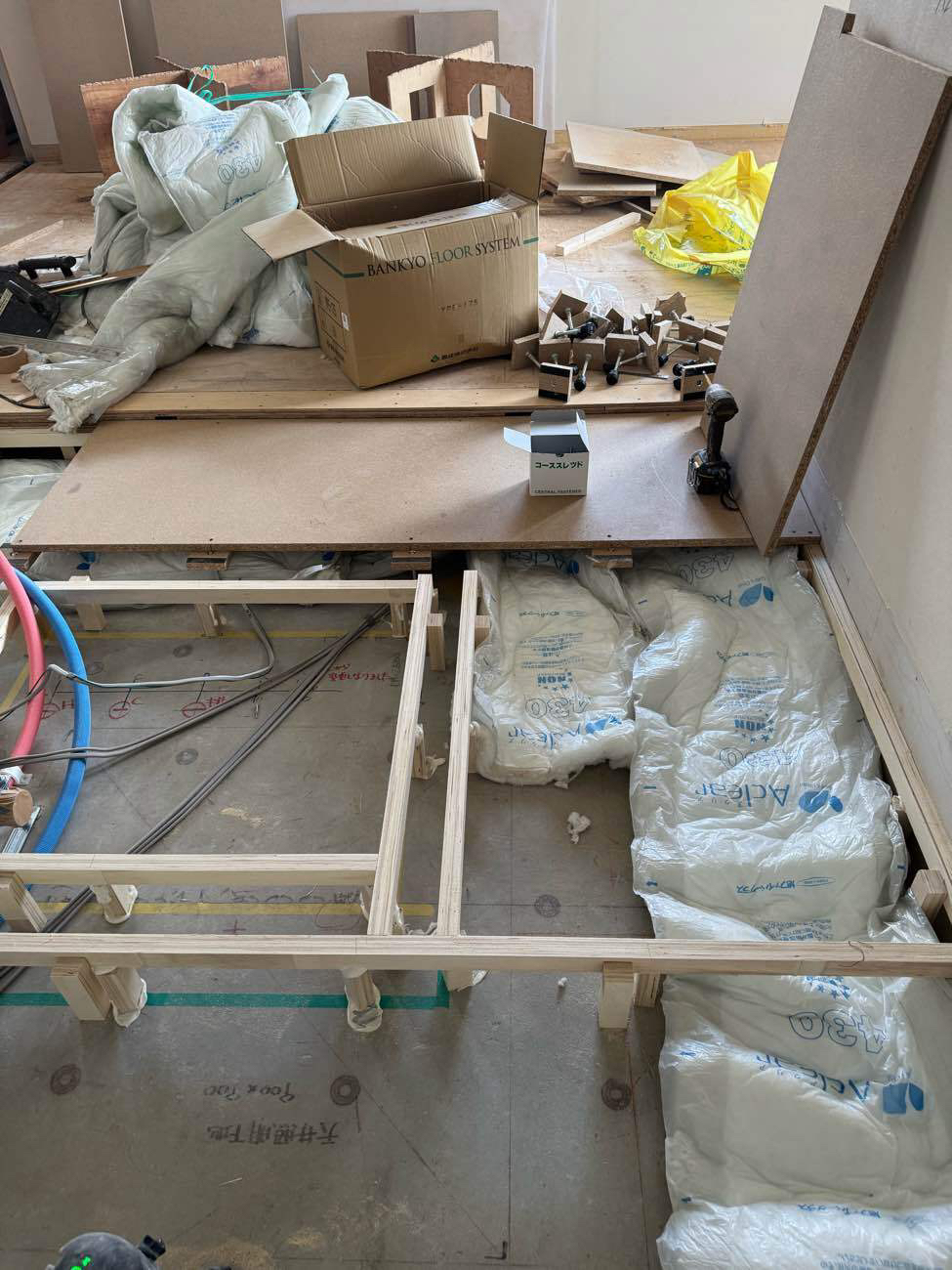 東京都品川区のマンションにて、改修工事に伴い置床工事を行いました。（乾式二重床）【秀和建工】
