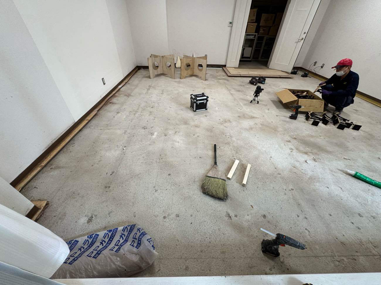 横浜市戸塚区の福祉施設にて、1day置床工事を行いました。（乾式二重床）【秀和建工】