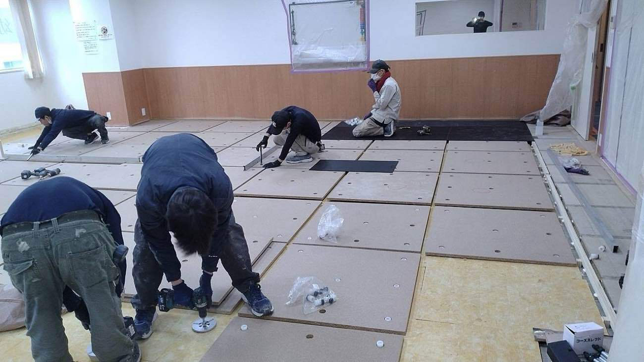 東京都中央区の店舗にて、置床工事を行いました。（エアロビクスフロア）【秀和建工】