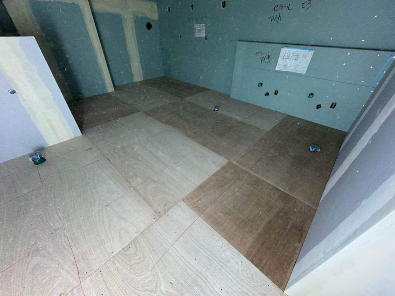 神奈川県平塚市の工場にて、置床工事を行いました。（万協フロアー、乾式二重床）【秀和建工】