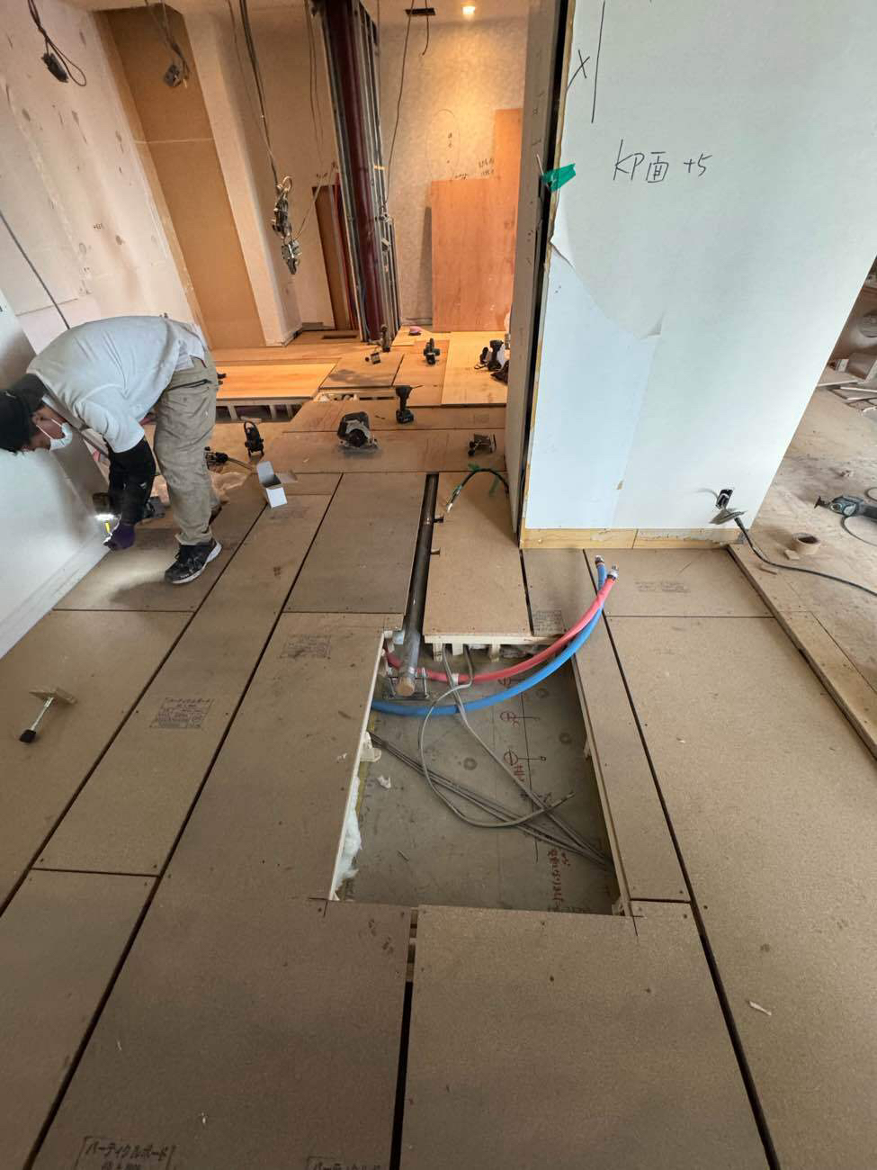 東京都品川区のマンションにて、改修工事に伴い置床工事を行いました。（乾式二重床）【秀和建工】
