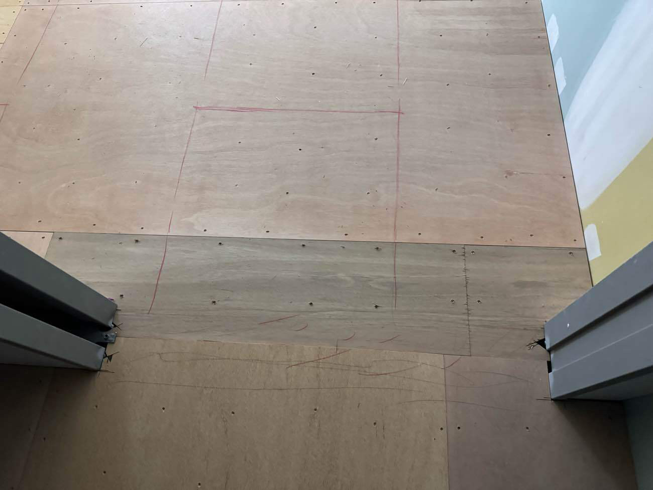 神奈川県平塚市の工場にて、置床工事を行いました。（万協フロアー、乾式二重床）【秀和建工】