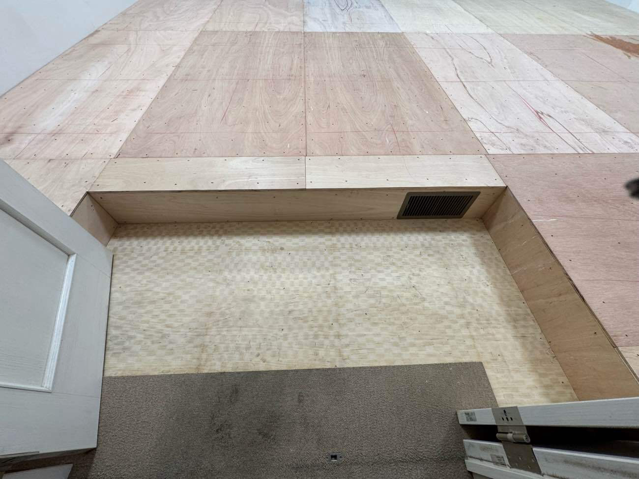 横浜市戸塚区の福祉施設にて、1day置床工事を行いました。（乾式二重床）【秀和建工】