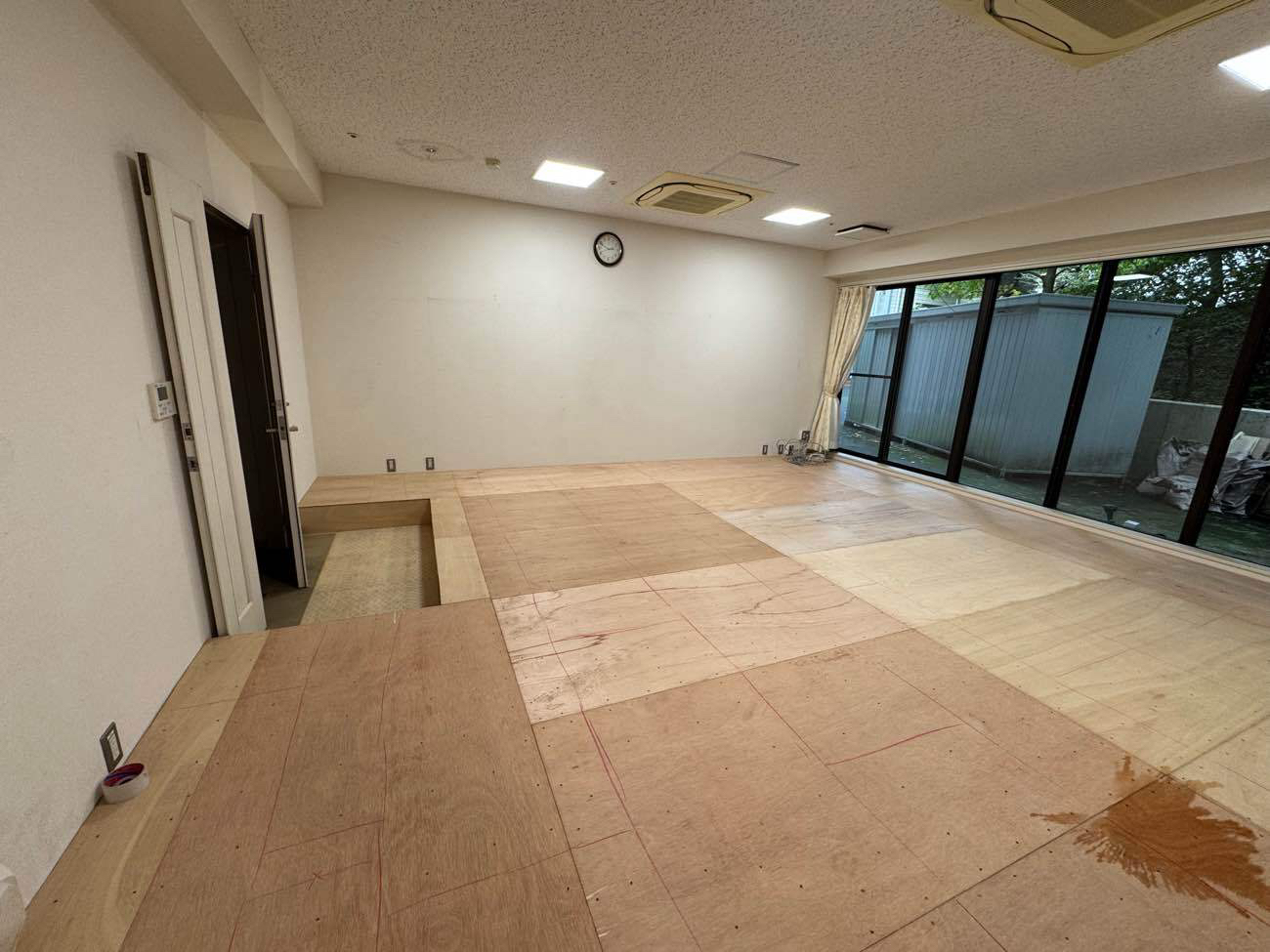 横浜市戸塚区の福祉施設にて、1day置床工事を行いました。（乾式二重床）【秀和建工】