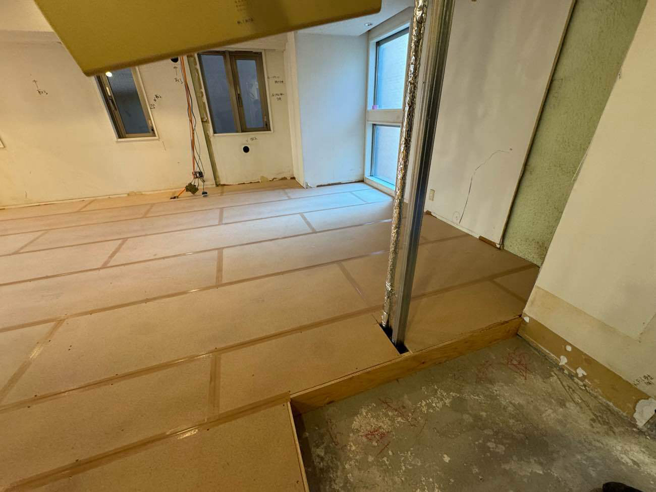 東京都中央区のマンションにて、１day置床工事を行いました。（乾式二重床）【秀和建工】
