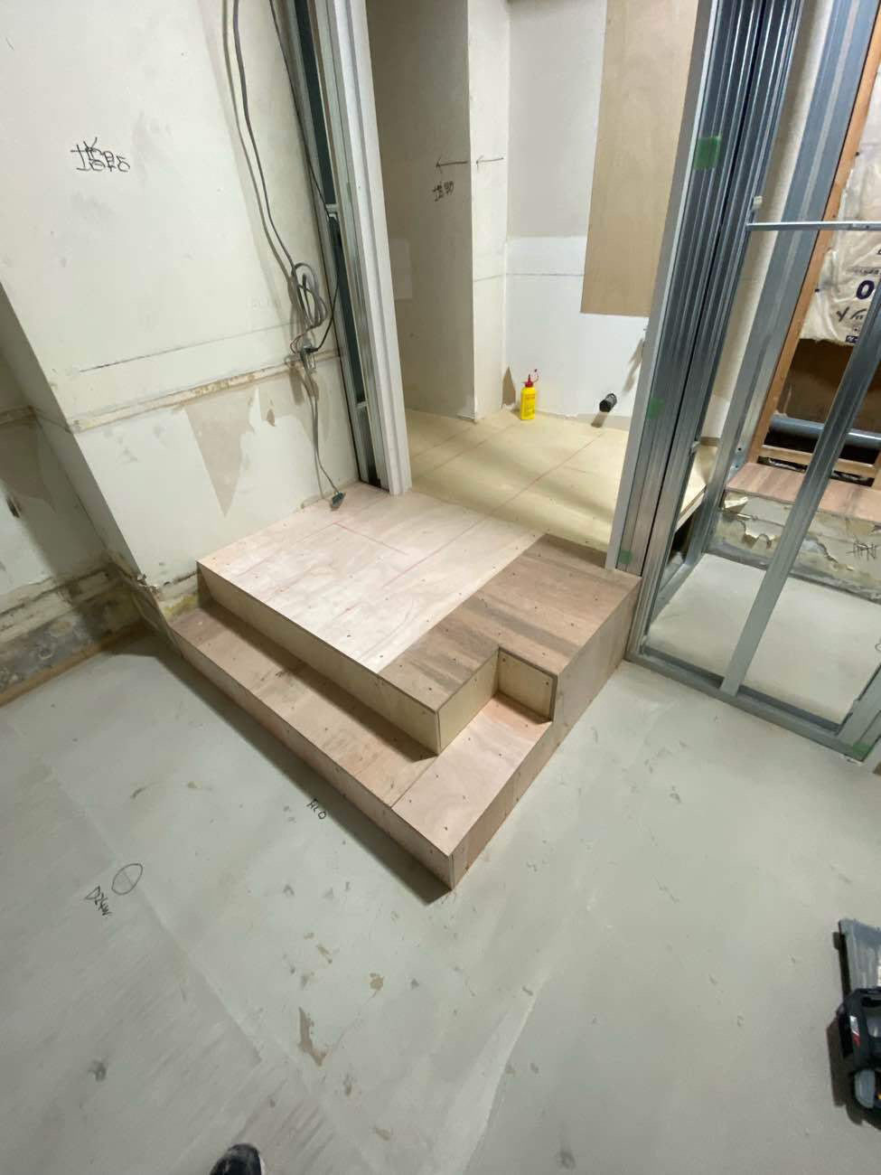 神奈川県川崎市の店舗にて、置床工事を行いました。（パーチクルボード）【秀和建工】