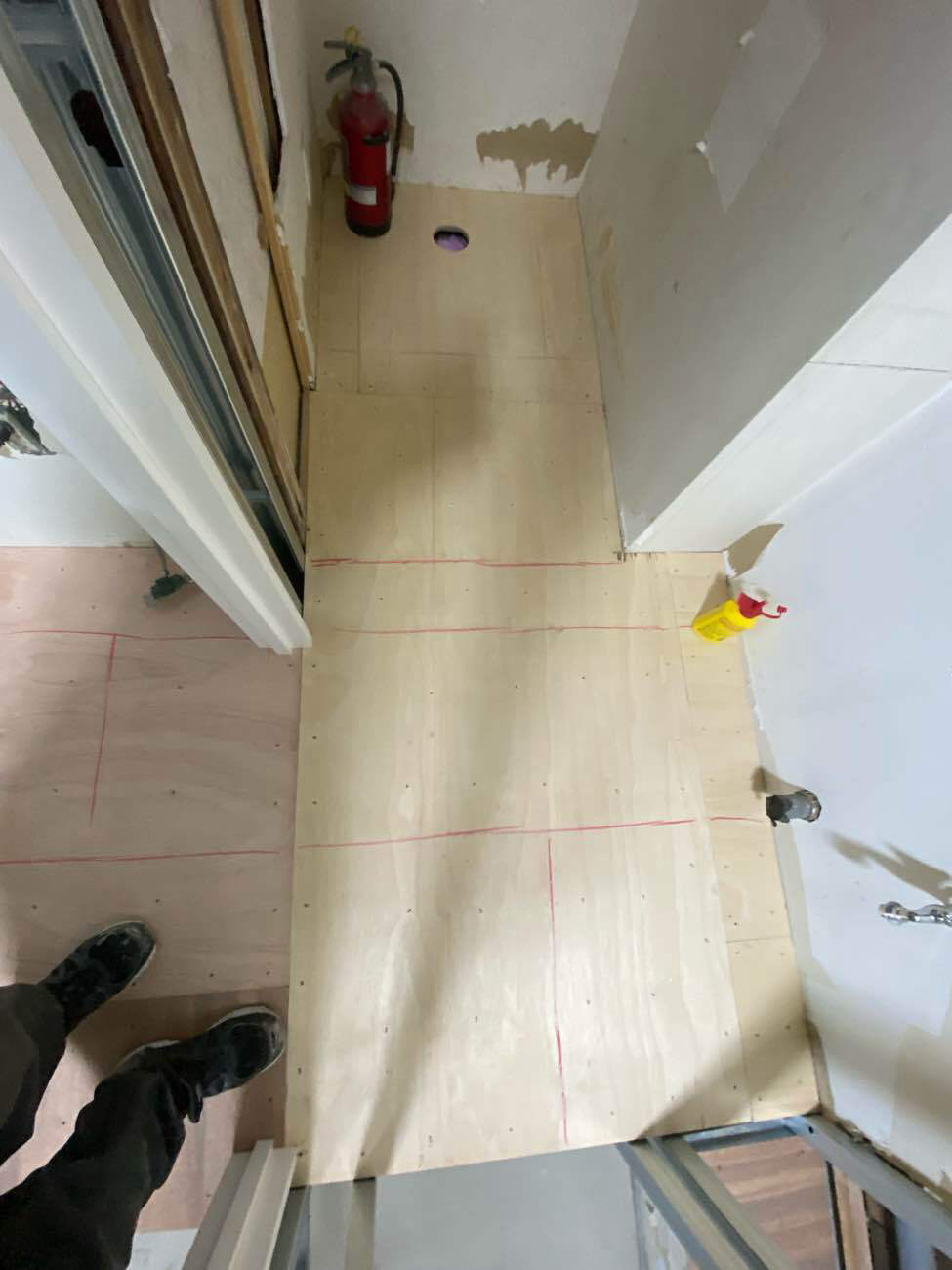 神奈川県川崎市の店舗にて、置床工事を行いました。（パーチクルボード）【秀和建工】