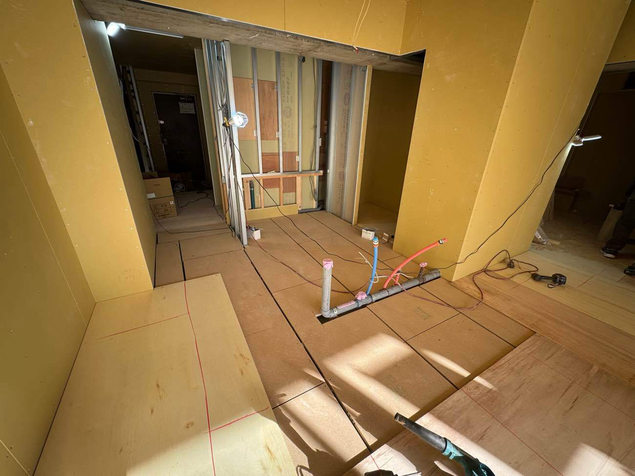 東京都千代田区のマンションにて、1day置床工事を行いました。(乾式二重床)【秀和建工】