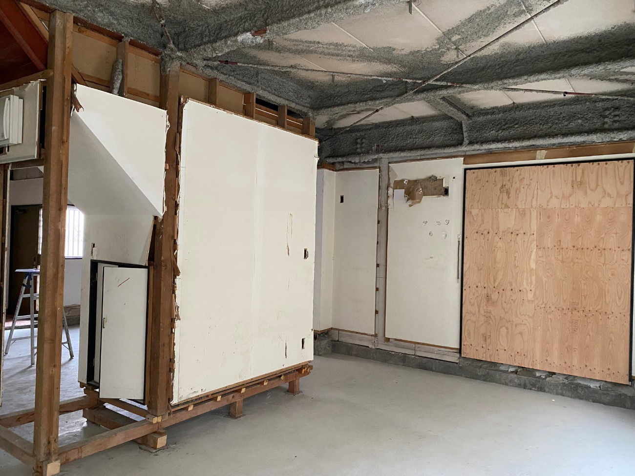 東京都大田区の店舗にて、１day置床工事を行いました。（乾式二重床）【秀和建工】