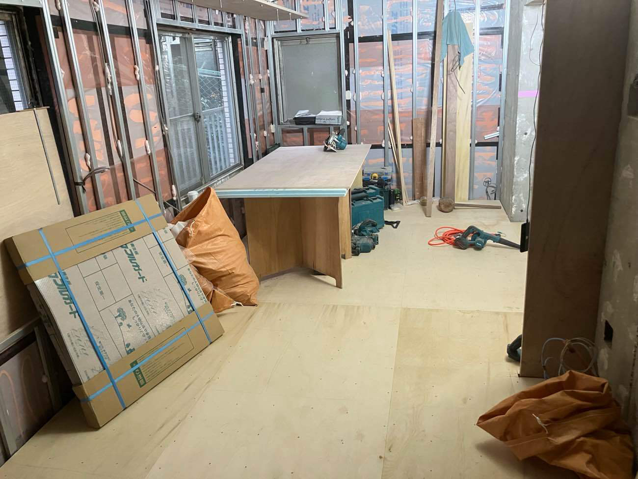 東京都渋谷区のマンションにて、1day置床工事を行いました。(乾式二重床)【秀和建工】