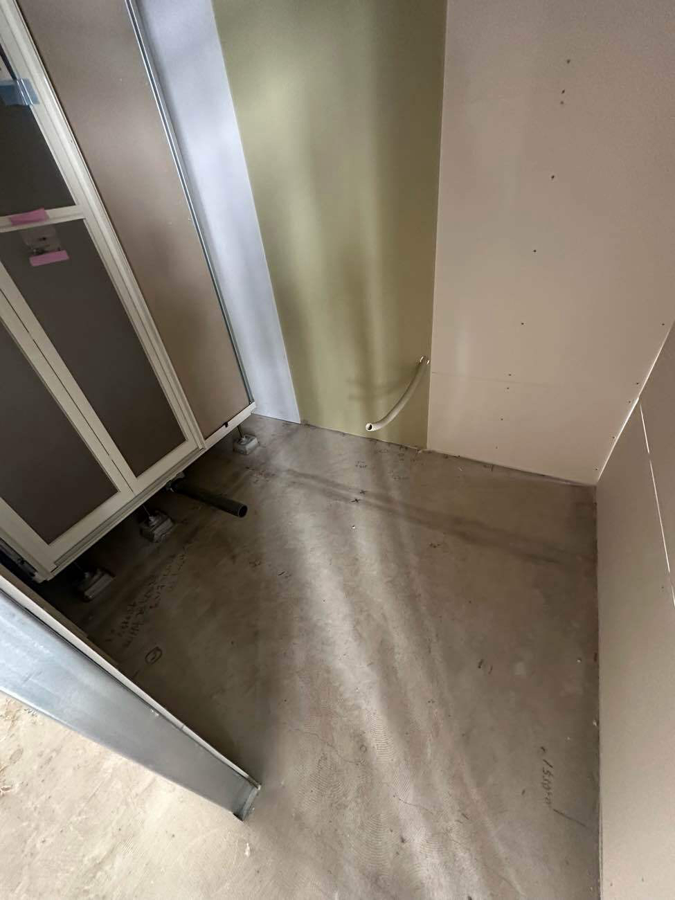 千葉市稲毛区にて、小学校の大規模改造工事に伴う置床工事を行いました。（フリーフロアCP-F）【秀和建工】