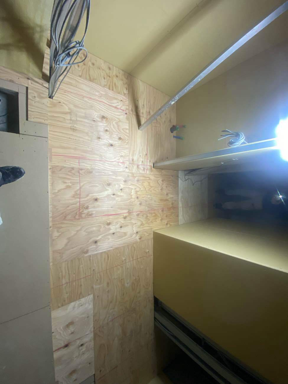 東京都台東区の店舗にて、置床工事を行いました。(乾式二重床)【秀和建工】