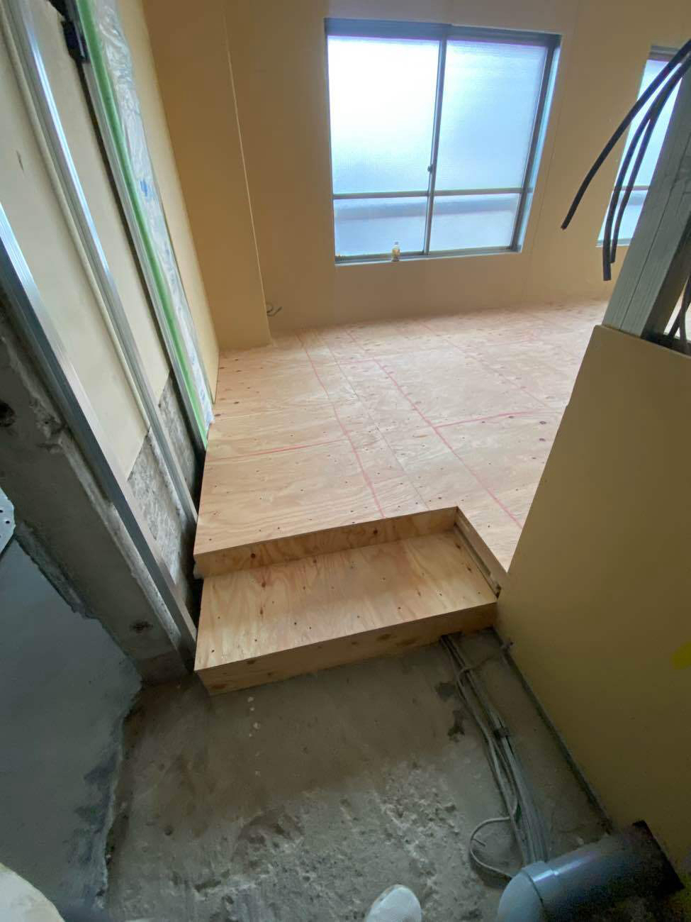 東京都台東区の店舗にて、置床工事を行いました。（乾式二重床）【秀和建工】