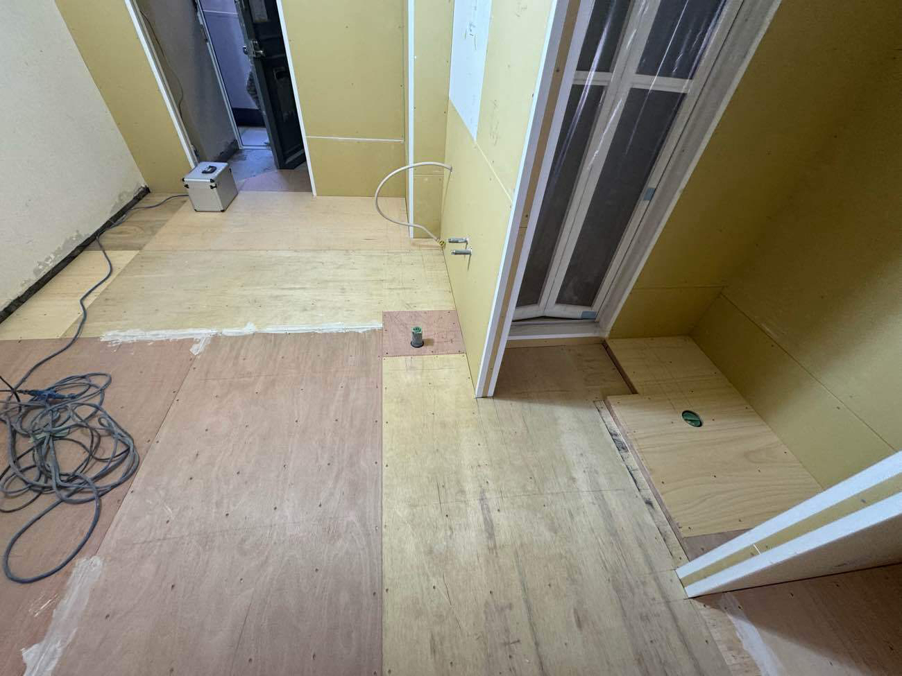 東京都渋谷区のマンションにて、置床工事を行いました。（乾式二重床）【秀和建工】