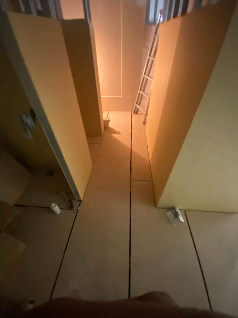 東京都台東区の店舗にて、置床工事を行いました。（乾式二重床）【秀和建工】