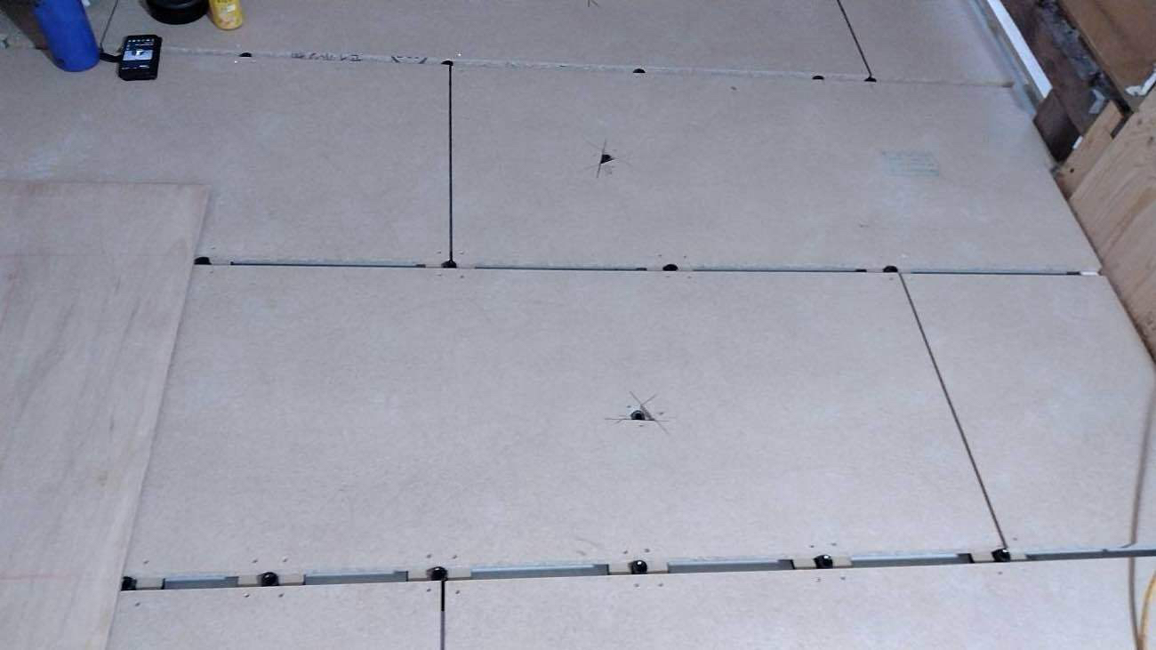 東京都大田区の店舗にて、１day置床工事を行いました。（乾式二重床）【秀和建工】