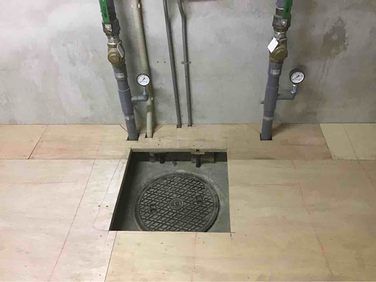 東京都中央区のオフィスにて、地下工事を行いました。（乾式二重床）【秀和建工】