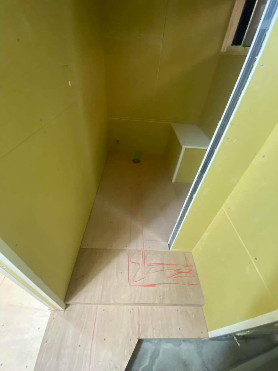 東京都渋谷区のマンションにて、置床工事を行いました。（乾式二重床）【秀和建工】