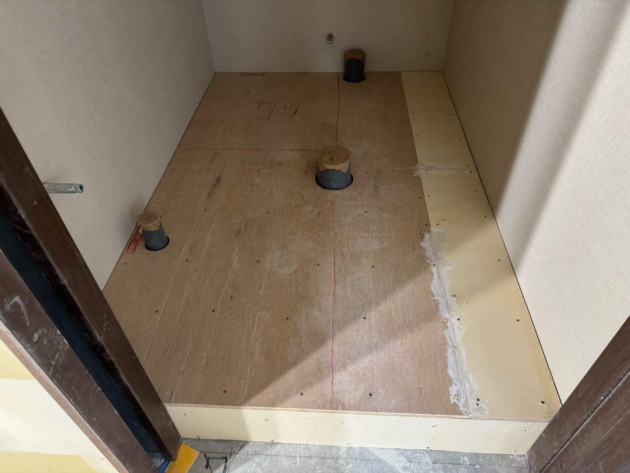 東京都渋谷区のクリニックにて、夜間の置床工事を行いました。（パーチクルボード）【秀和建工】