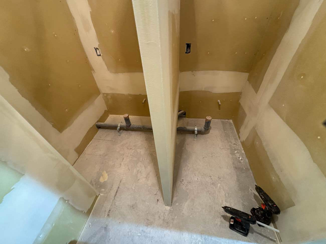 東京都渋谷区のクリニックにて、夜間の置床工事を行いました。（パーチクルボード）【秀和建工】