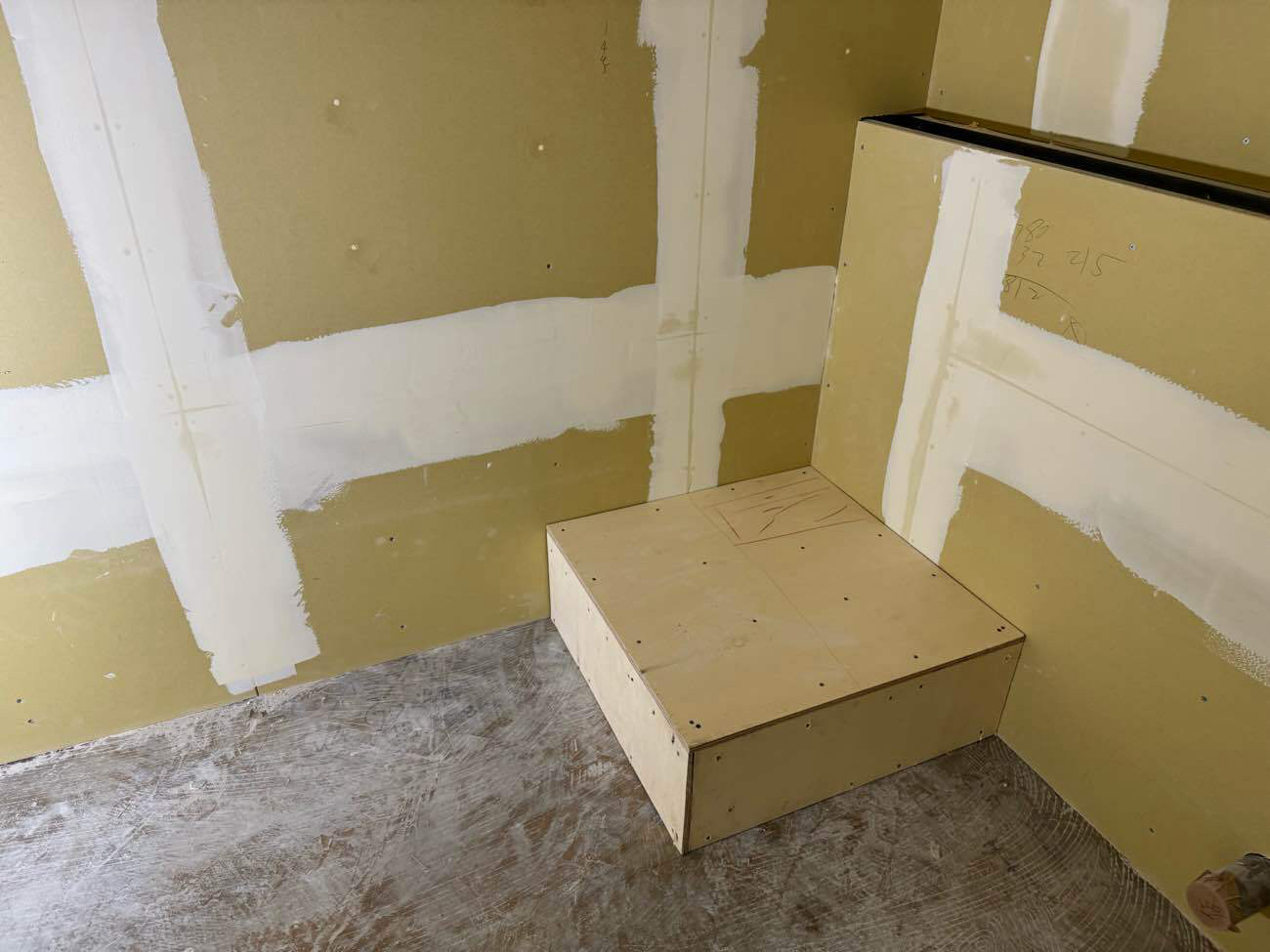 東京都渋谷区のクリニックにて、夜間の置床工事を行いました。（パーチクルボード）【秀和建工】