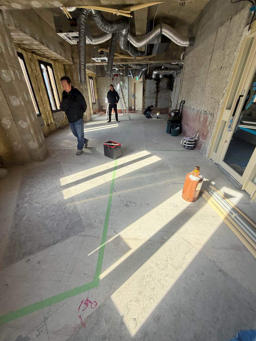 東京都品川区の店舗にて、置床工事を行いました。（乾式二重床）【秀和建工】