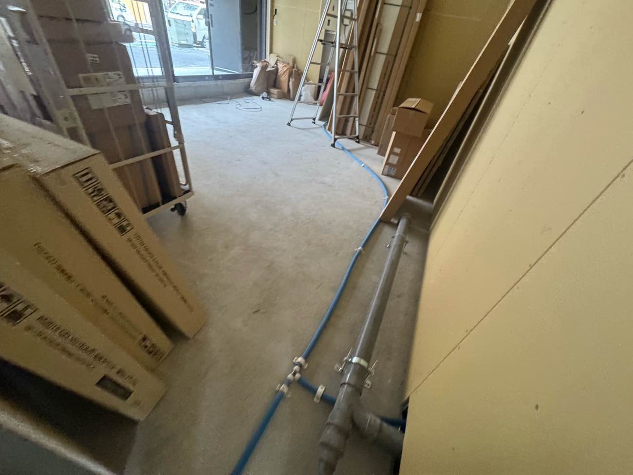 川崎市幸区にて、店舗の１day置床工事を行いました。（乾式二重床）【秀和建工】
