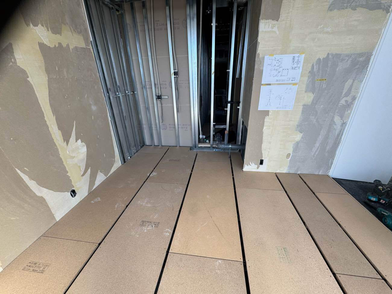 東京都目黒区のクリニックにて、置床工事を行いました。（乾式二重床）【秀和建工】