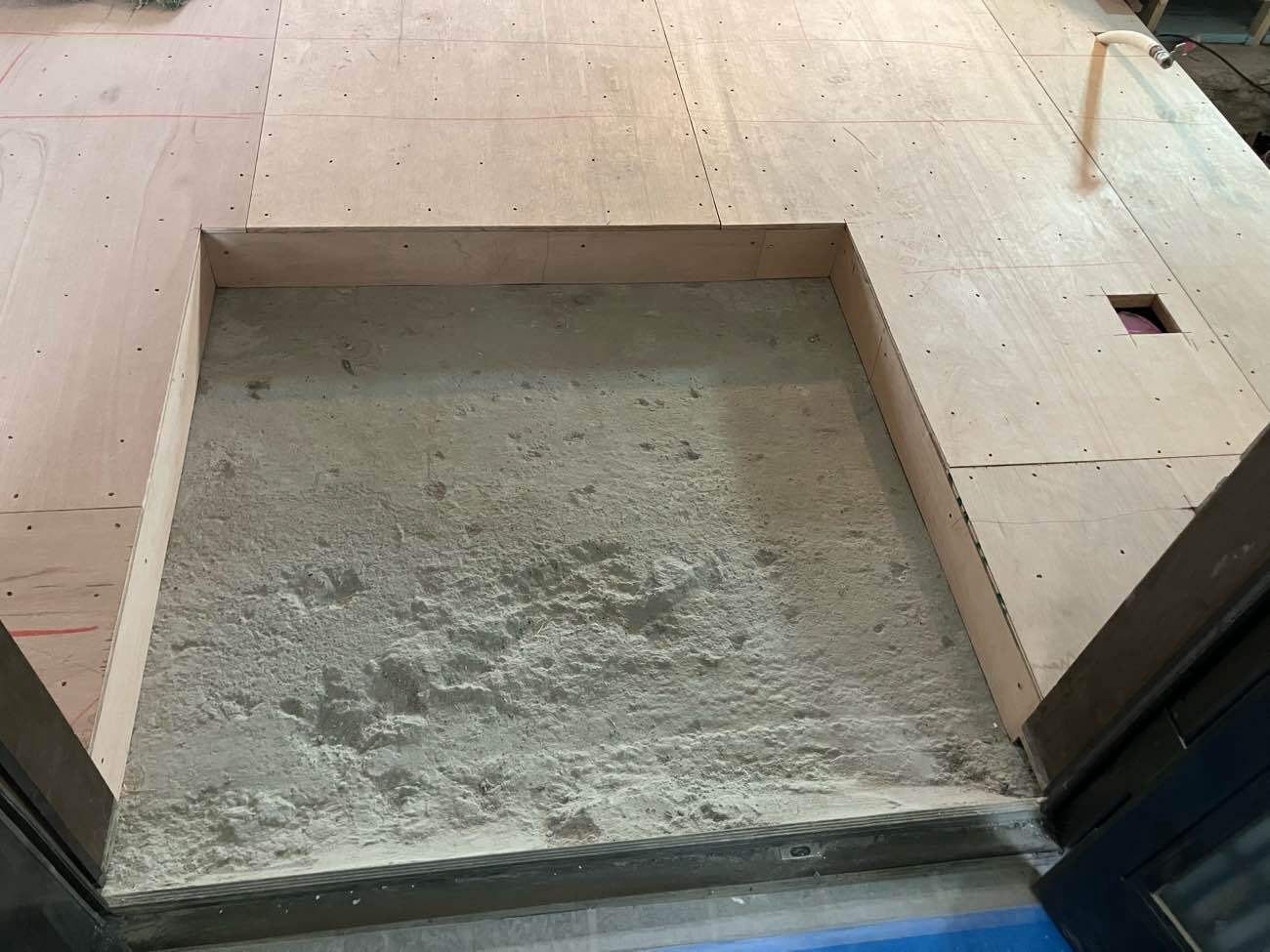 東京都港区にて、マンションの置床工事を行いました。(乾式二重床)【秀和建工】