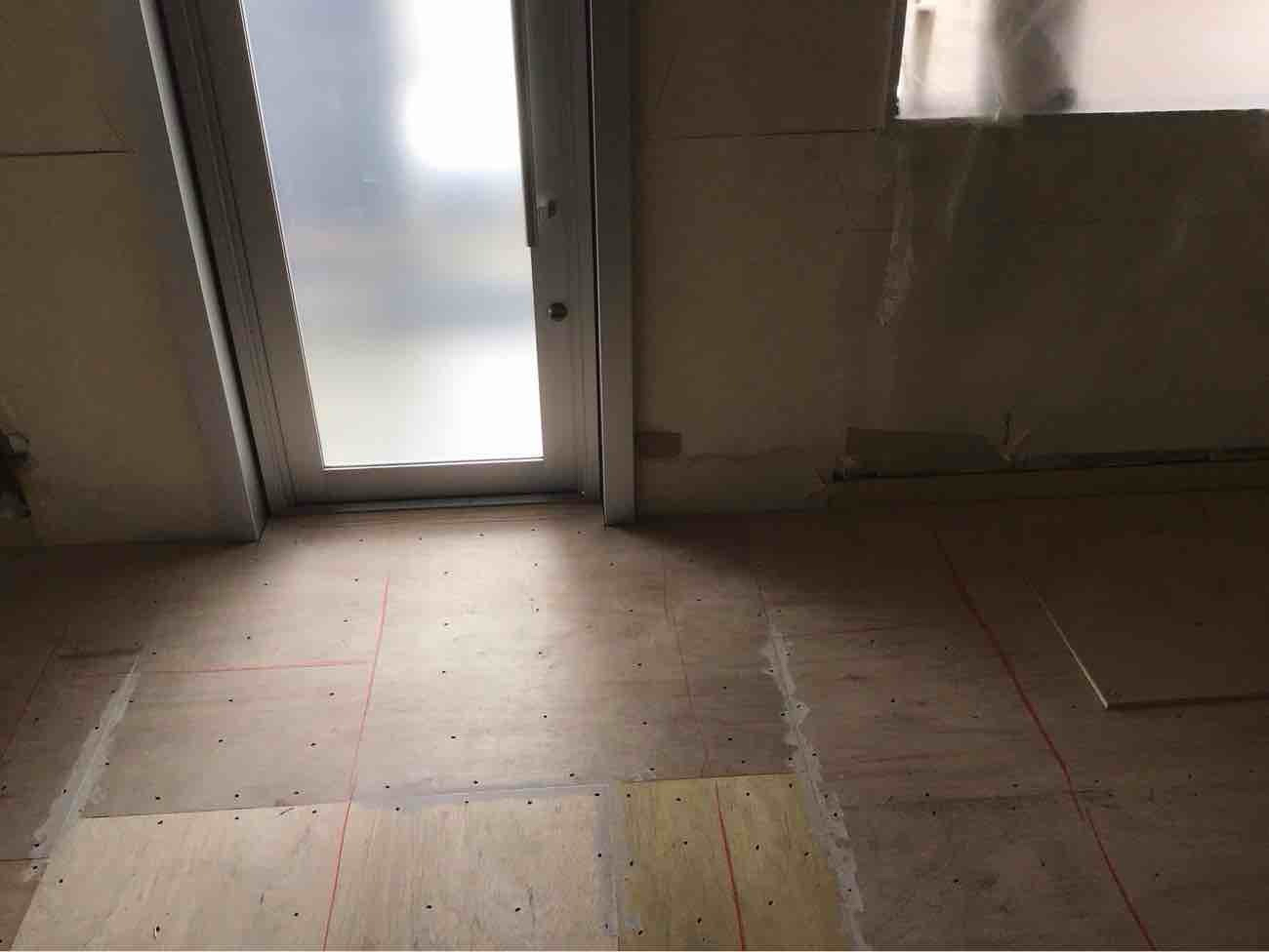 埼玉県越谷区にて、店舗の１day置床工事を行いました。（乾式二重床）【秀和建工】