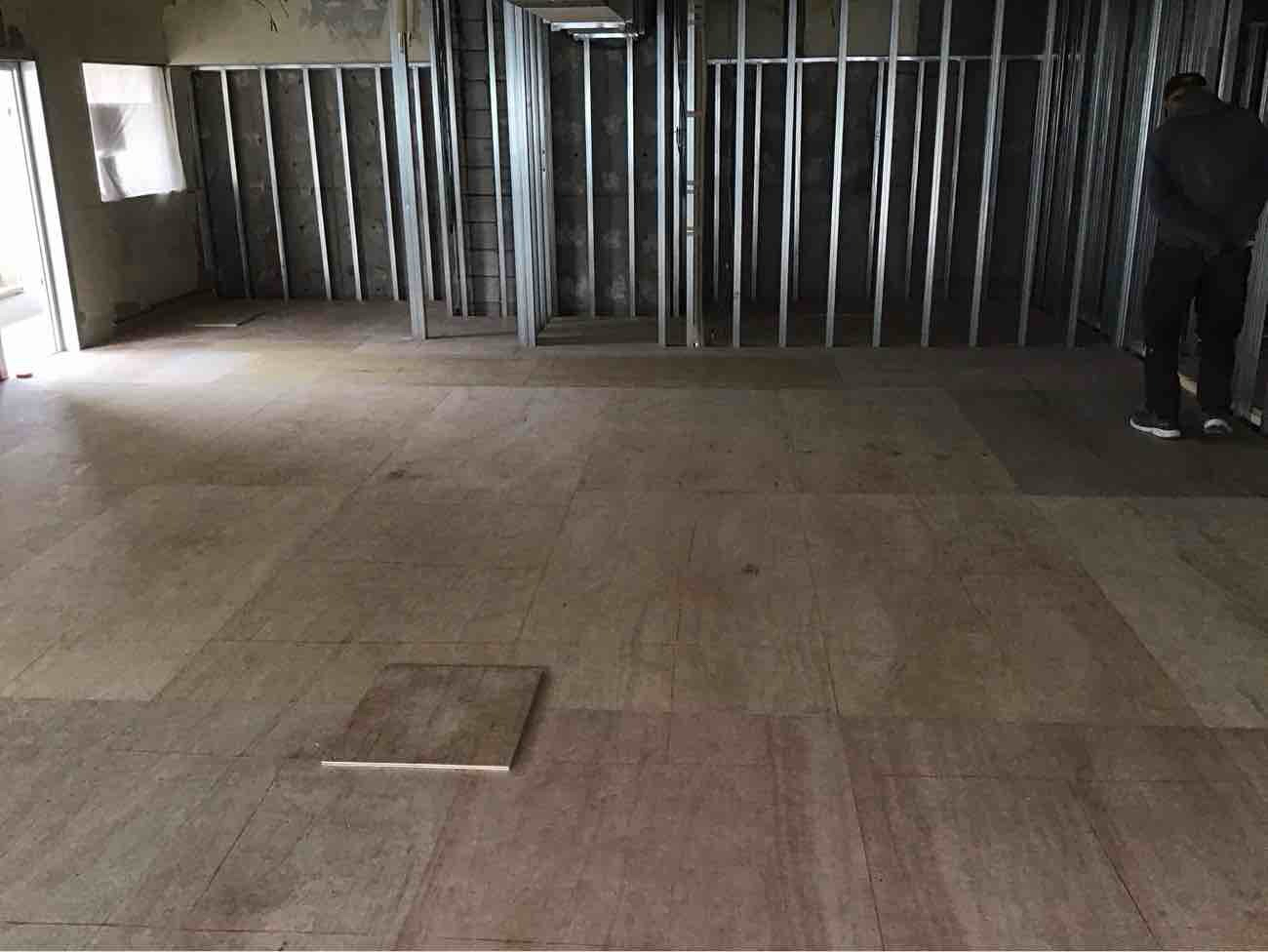 埼玉県越谷区にて、店舗の１day置床工事を行いました。（乾式二重床）【秀和建工】