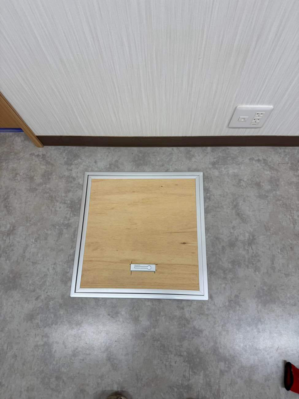 埼玉県新座市にて、クリニックの点検口取付工事を行いました。(450角点検口)【秀和建工】
