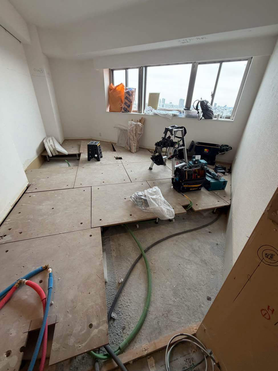 東京都台東区にて、マンションの1day置床工事を行いました。(乾式二重床)【秀和建工】