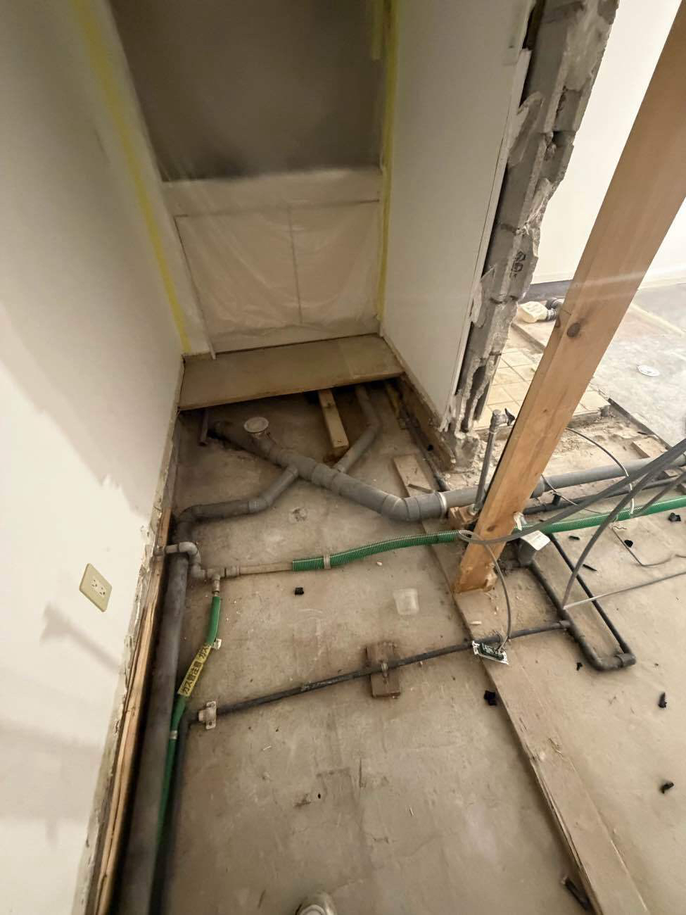 東京都渋谷区にて、店舗の置床工事を行いました。(乾式二重床)【秀和建工】