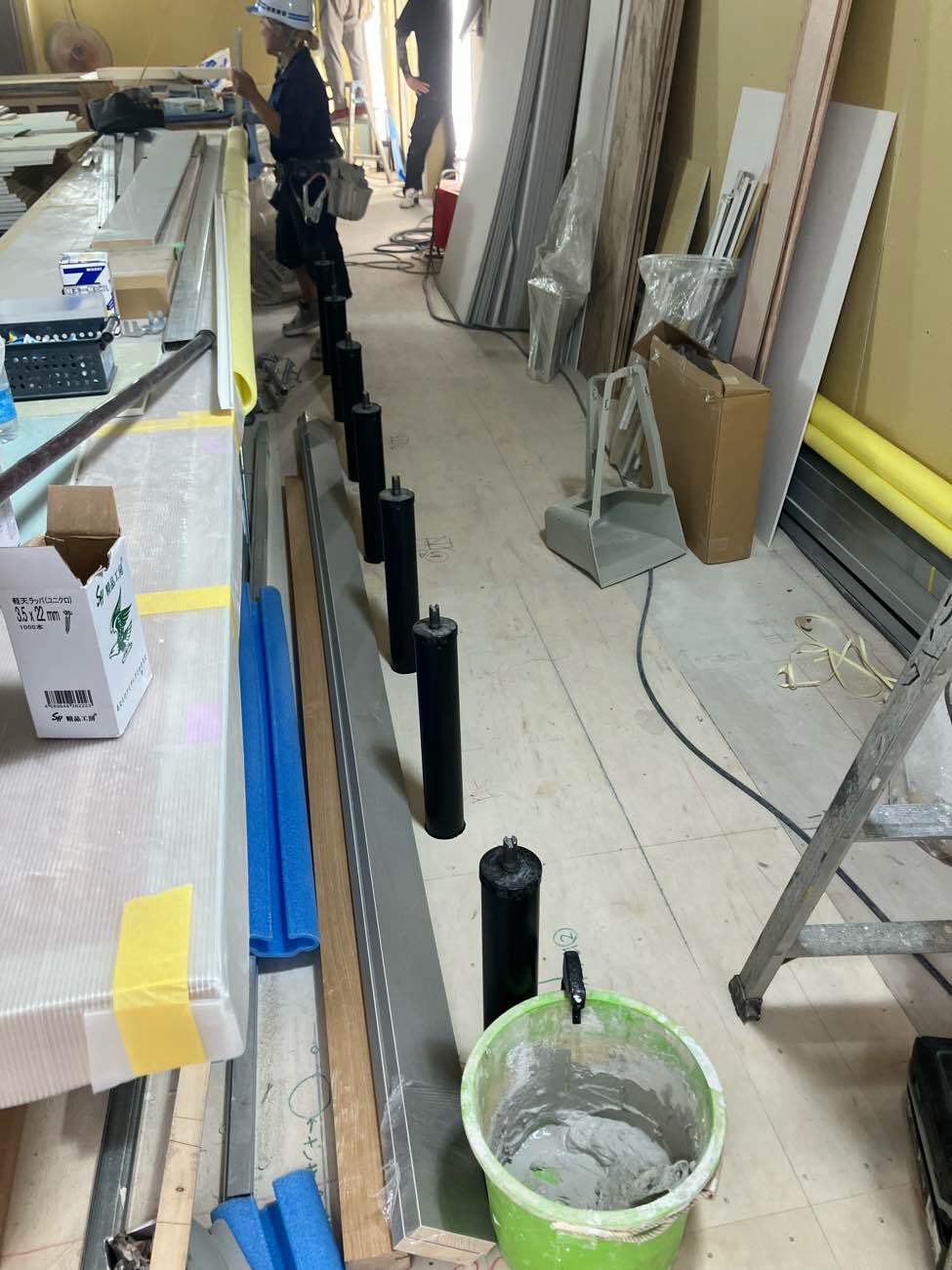 東京都新宿区にて、店舗の置床工事を行いました。(乾式二重床)【秀和建工】