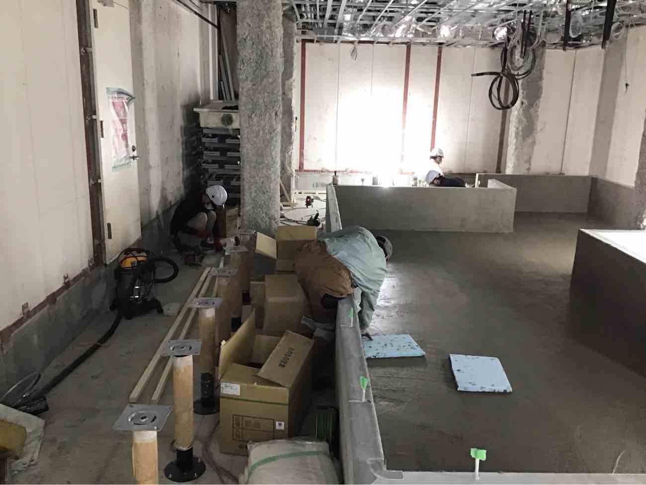 東京都新宿区にて、店舗の置床工事を行いました。（乾式二重床）【秀和建工】