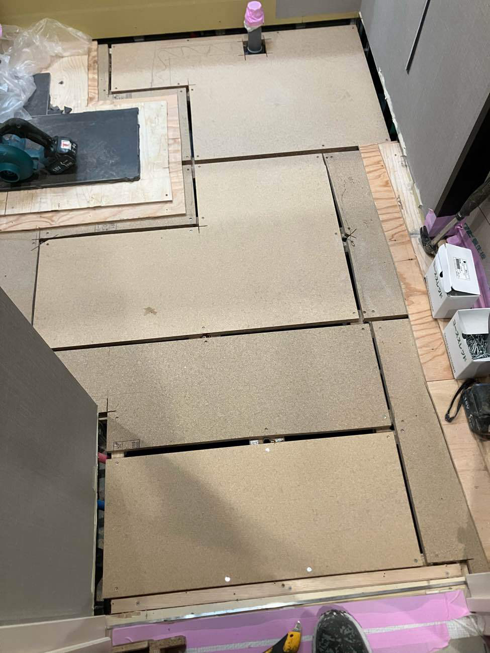 東京都世田谷区にて、マンションの置床工事を行いました。（乾式二重床）【秀和建工】