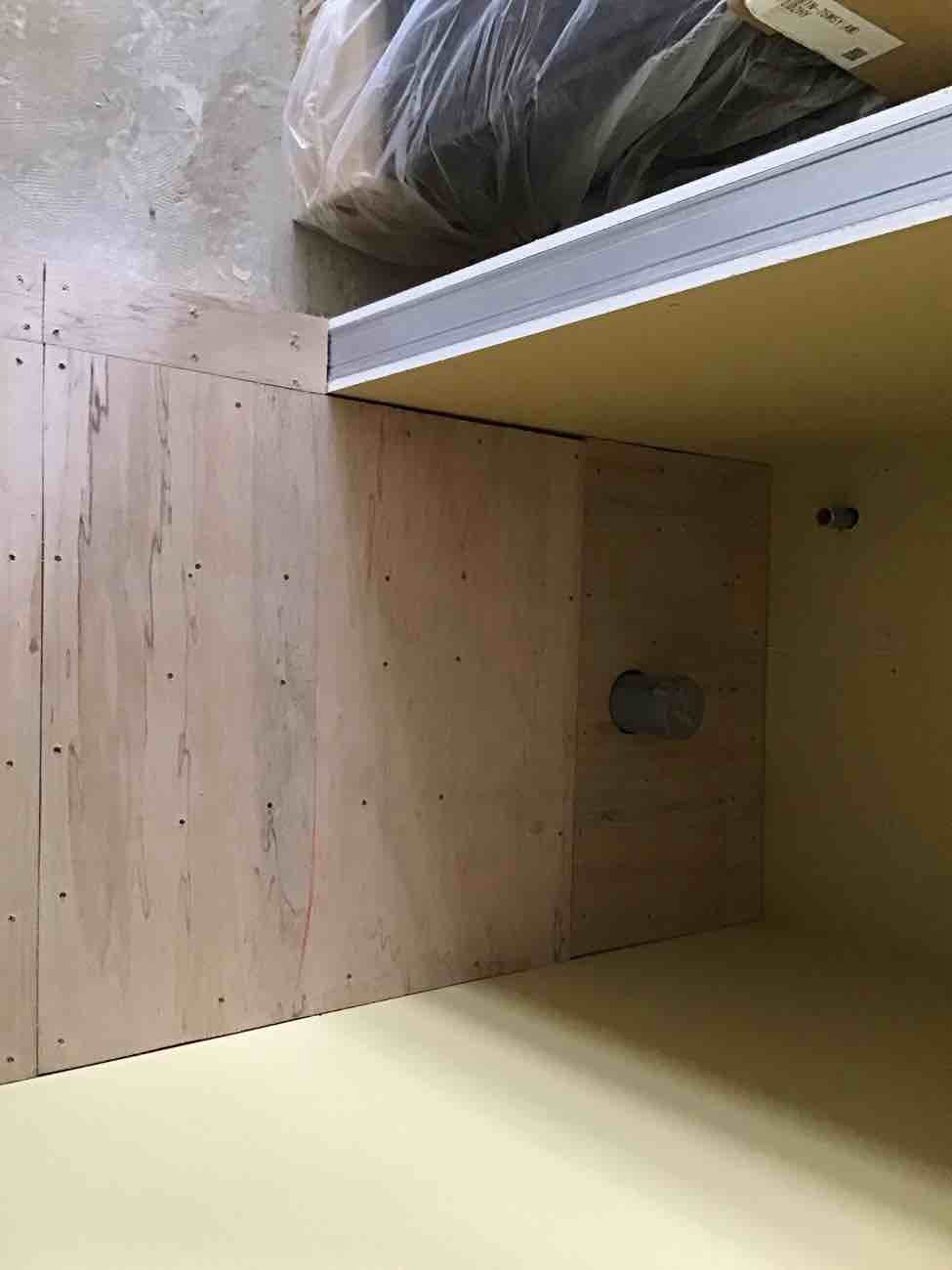 東京都新宿区のオフィスにて、置床工事を行いました。（乾式二重床）【秀和建工】