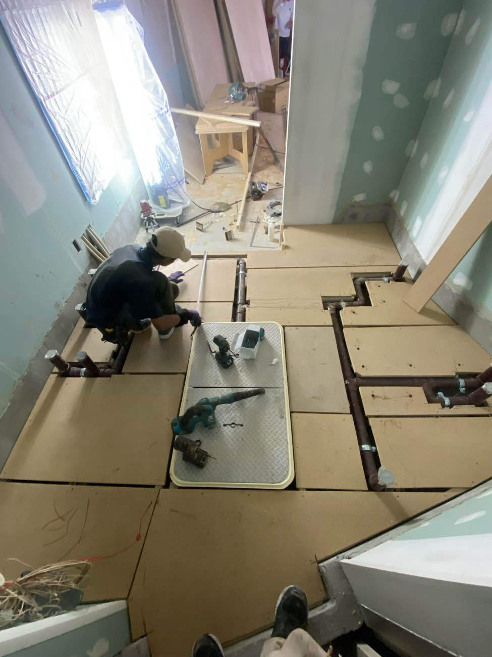 千葉県浦安市の店舗にて、置床工事を行いました。（パーチクルボード）【秀和建工】