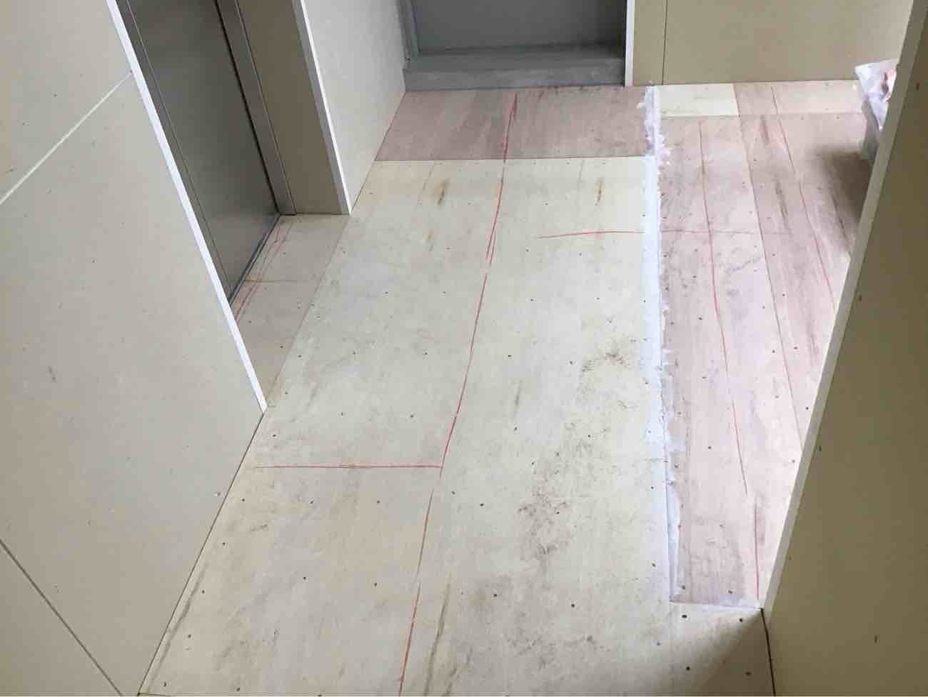 東京都千代田区にて、シミュレーションゴルフ場店舗のハイブリッド置床工事を行いました。（乾式二重床）【秀和建工】