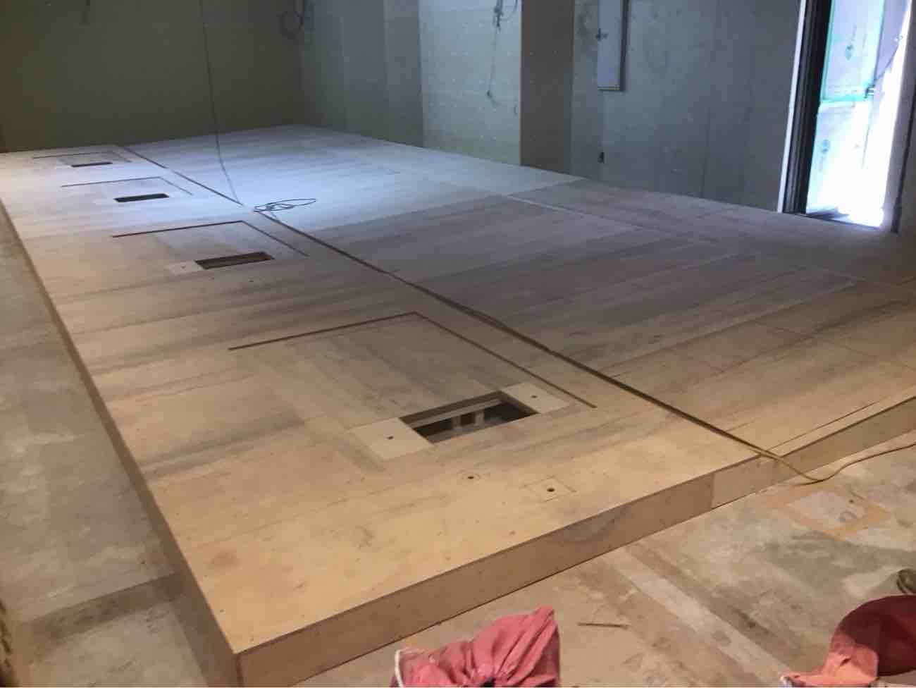 埼玉県桶川市にて、シミュレーションゴルフ場店舗の細工置床工事を行いました。（乾式二重床）【秀和建工】