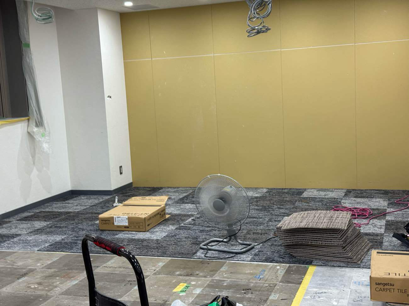 東京都港区にて、オフィスの夜間工事を行いました。（500角パーチ）【秀和建工】