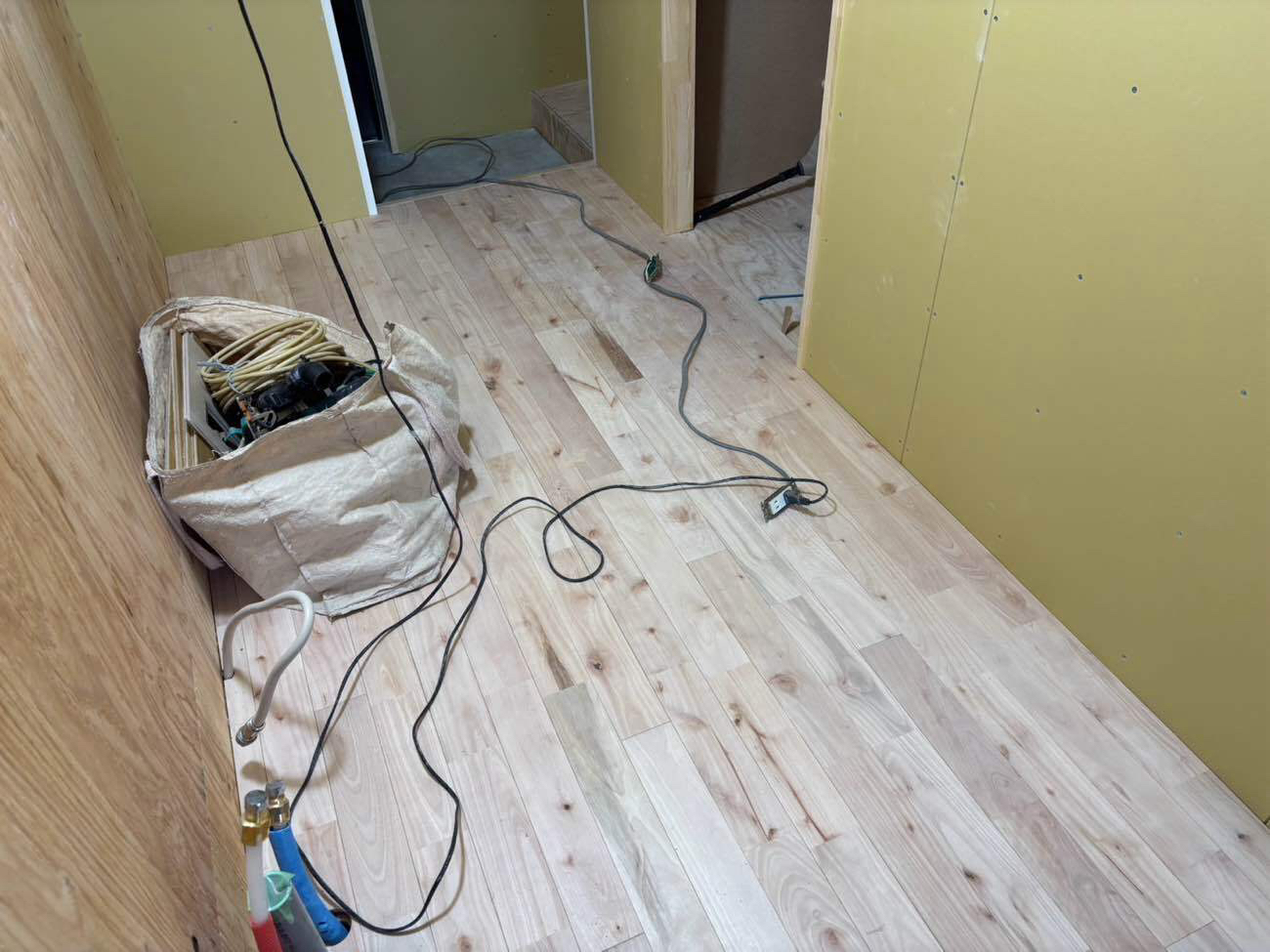 東京都大田区のマンションにて、フローリング工事を致しました。【秀和建工】