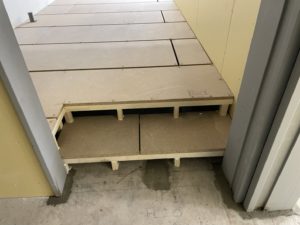 埼玉県上尾市のペットショップにて、置床工事を行いました。(フクビ化学工業フリーフロアCP)