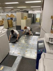 東京都品川区西五反田のオフィスにて、家具入替えに伴うタイルカーペット張替工事を行いました。№２（IRISタイルカーペットPS504）【秀和建工】