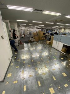 東京都品川区西五反田のオフィスにて、家具入替えに伴うタイルカーペット張替工事を行いました。№２（IRISタイルカーペットPS504）【秀和建工】