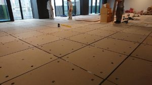 東京都渋谷区にてビル改修工事に伴う置床工事を行いました。（フクビ化学工業エアロビクスシステム）【秀和建工】