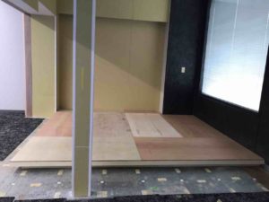 東京都港区のビル店舗にて、新装工事に伴う置床工事を行いました。（乾式二重床、白樺構造用合板）【秀和建工】